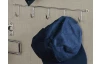 Kovový věšák s háčky ke skříni